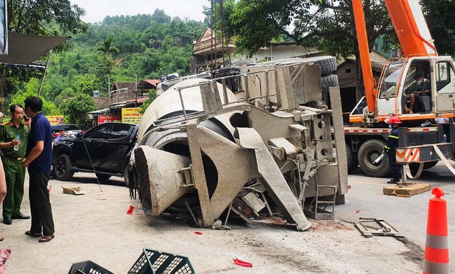 Tai nạn giao thông liên hoàn khiến 2 người tử vong ở Lào Cai ảnh 1