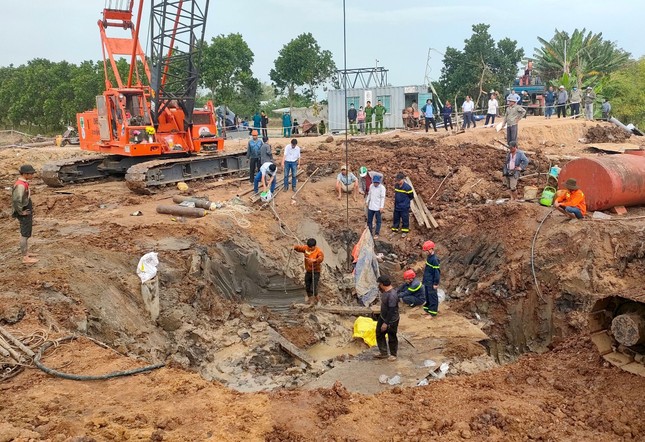 Sau hơn một ngày chưa thể cứu bé trai 10 tuổi rơi xuống trụ bê tông sâu 35m ảnh 1