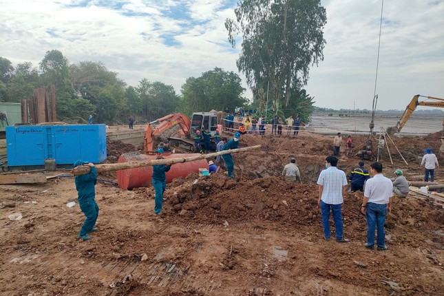 Sau hơn một ngày chưa thể cứu bé trai 10 tuổi rơi xuống trụ bê tông sâu 35m ảnh 2