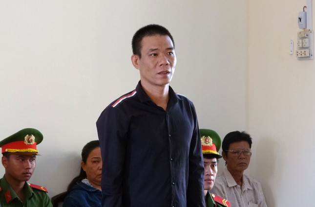 Gọi cửa không ai ra mở, vác dao chém vợ hờ và con riêng ảnh 1