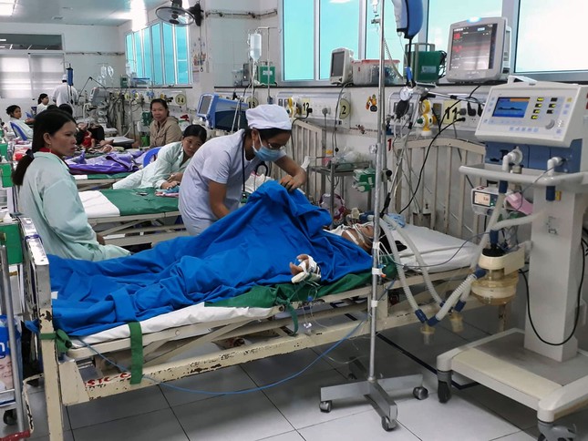 Đi dạo bến Ninh Kiều, bé gái bị điện giật bất tỉnh ảnh 1