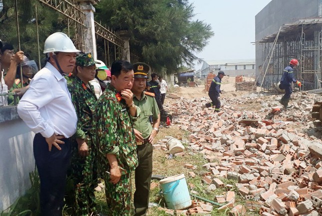 Sập tường nhà xưởng ở Vĩnh Long, nhiều người tử vong ảnh 1