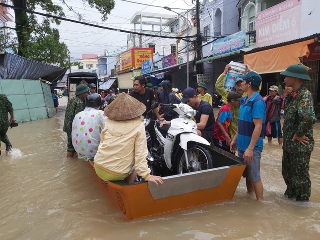 Mưa lớn kéo dài, Phú Quốc như trong cơn 'đại hồng thủy' ảnh 2