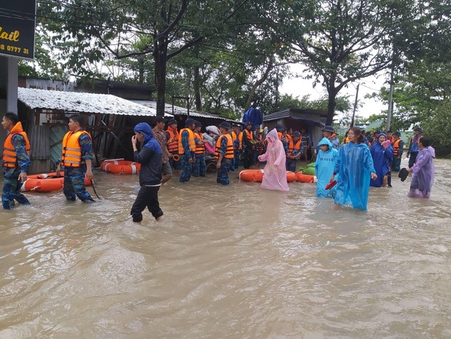 Mưa lớn kéo dài, Phú Quốc như trong cơn 'đại hồng thủy' ảnh 5