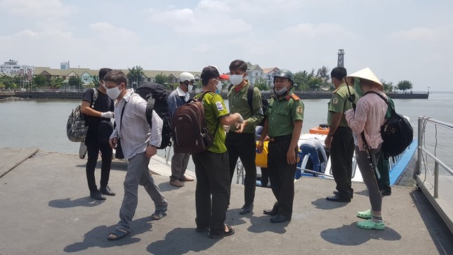 Đi ra đảo bằng phương tiện tự chế, 3 du khách Nga trôi dạt trên biển ảnh 2