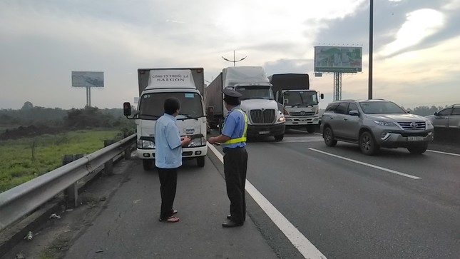 4 ô tô tông liên hoàn, cao tốc TP HCM-Trung Lương tắc nghẽn ảnh 1