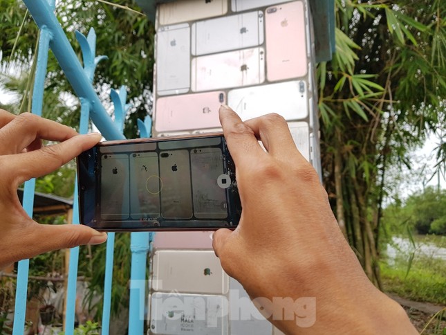 Ngôi nhà có hàng rào 'độc nhất vô nhị' được ốp hơn 2.000 vỏ điện thoại iPhone ảnh 12