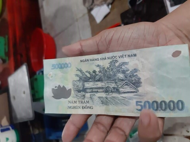Kiên Giang: Điều tra đối tượng dùng tiền giả đi chợ mua hàng ảnh 1