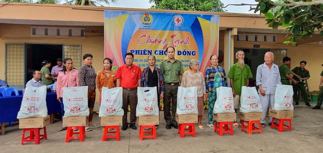 Phiên chợ ‘0 đồng’ hỗ trợ người nghèo ở Kiên Giang ảnh 1
