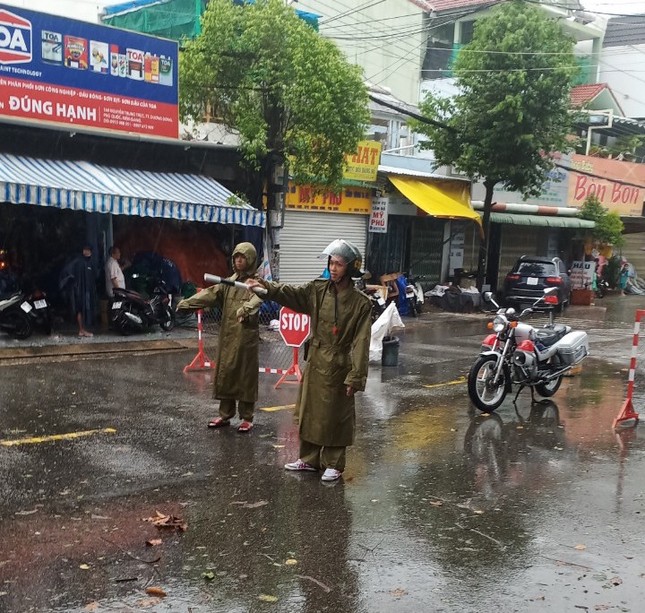 Cây đổ hàng loạt, mất điện, hàng nghìn nhà tốc mái do bão số 5 ảnh 42