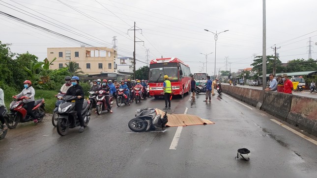 Quốc lộ 1 tắc gần 2km sau vụ tai nạn chết người ảnh 1