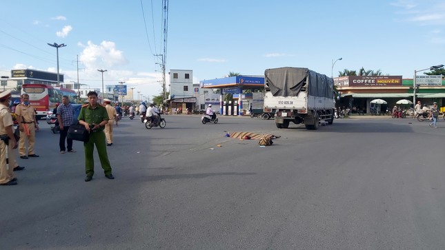 Cô gái và bé 10 tuổi tử vong dưới bánh xe tải ảnh 1