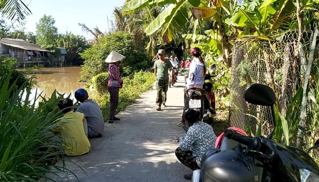 Kinh hãi phát hiện thi thể phân huỷ trôi trên sông Bảo Định ảnh 1