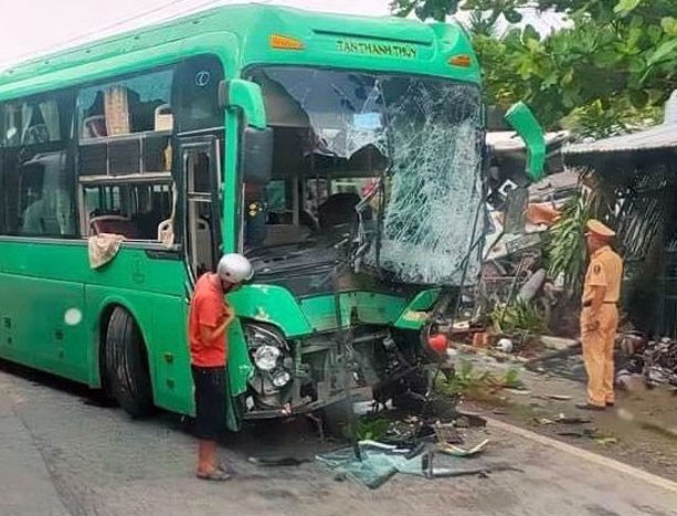 Ô tô khách đối đầu xe bồn rồi tông hàng loạt xe máy, nhiều người bị thương ảnh 1