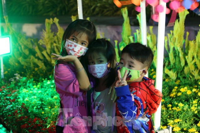 Người dân mang khẩu trang, xếp hàng chụp ảnh ở đường hoa xuân Cần Thơ ảnh 14