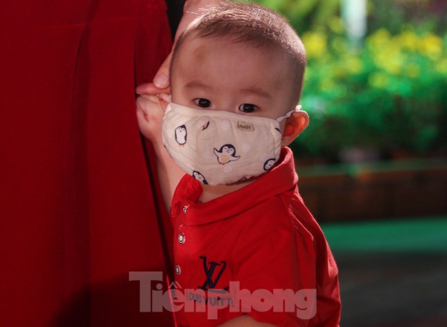 Người dân mang khẩu trang, xếp hàng chụp ảnh ở đường hoa xuân Cần Thơ ảnh 16