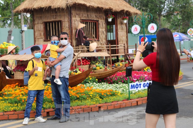 Người dân mang khẩu trang, xếp hàng chụp ảnh ở đường hoa xuân Cần Thơ ảnh 17