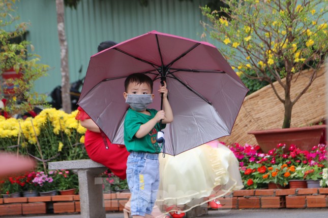 Người dân mang khẩu trang, xếp hàng chụp ảnh ở đường hoa xuân Cần Thơ ảnh 15