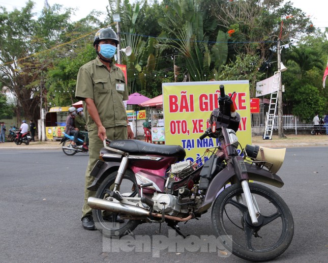 Người dân mang khẩu trang, xếp hàng chụp ảnh ở đường hoa xuân Cần Thơ ảnh 11