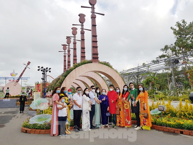 Người dân mang khẩu trang, xếp hàng chụp ảnh ở đường hoa xuân Cần Thơ ảnh 2
