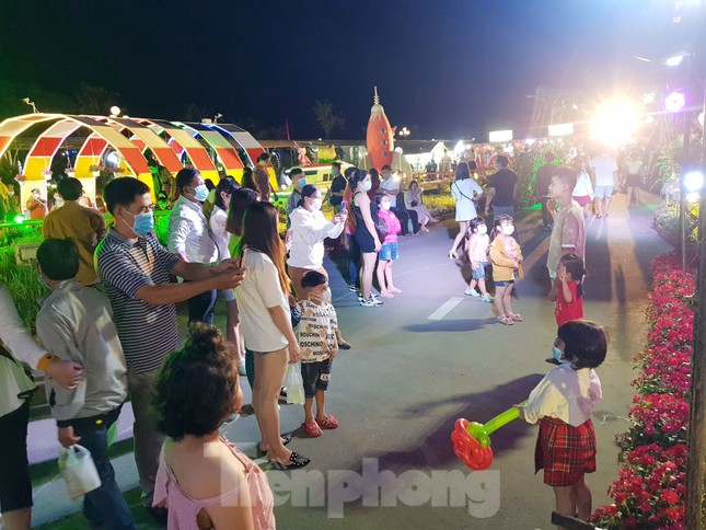 Người dân mang khẩu trang, xếp hàng chụp ảnh ở đường hoa xuân Cần Thơ ảnh 9