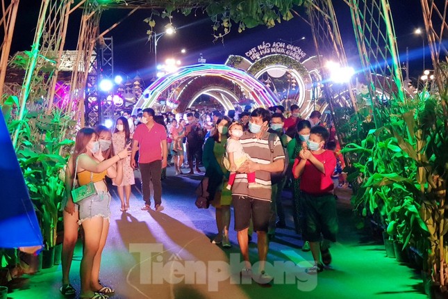 Người dân mang khẩu trang, xếp hàng chụp ảnh ở đường hoa xuân Cần Thơ ảnh 6