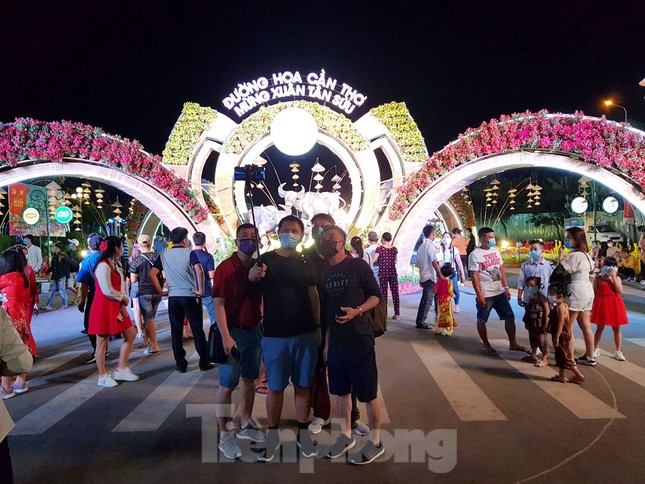 Người dân mang khẩu trang, xếp hàng chụp ảnh ở đường hoa xuân Cần Thơ ảnh 7