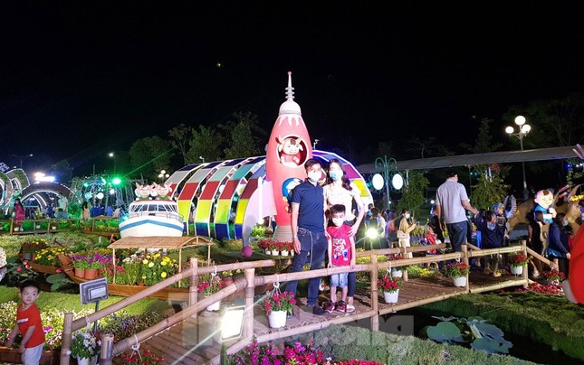 Người dân mang khẩu trang, xếp hàng chụp ảnh ở đường hoa xuân Cần Thơ ảnh 13