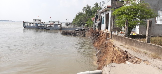 Phà quay đầu, 6 căn nhà rớt xuống sông Hậu trưa mùng 3 Tết ảnh 1