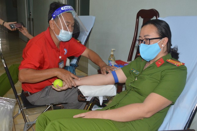 Giám đốc công an tỉnh Sóc Trăng cùng các cán bộ, chiến sĩ hiến máu tình nguyện ảnh 2