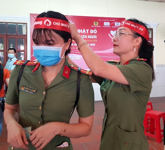 Hơn 300 cán bộ, chiến sĩ công an Vĩnh Long tham gia Chủ nhật Đỏ ảnh 2