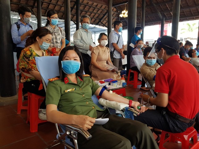 Hơn 300 cán bộ, chiến sĩ công an Vĩnh Long tham gia Chủ nhật Đỏ ảnh 1