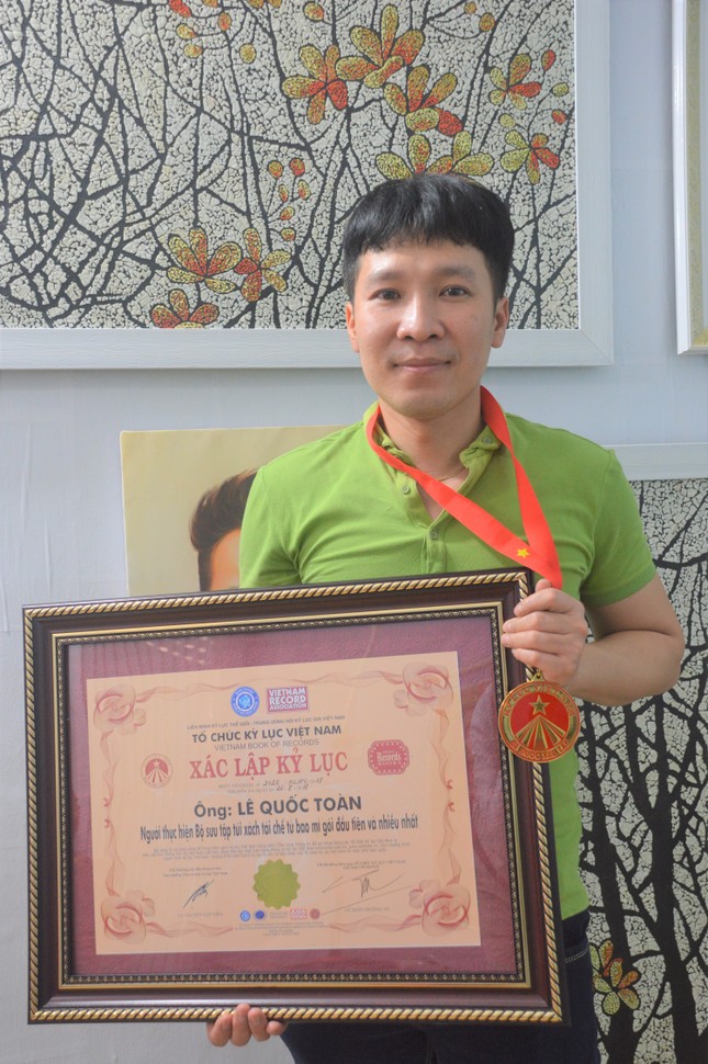 Thầy giáo miền Tây lập kỷ lục làm túi xách từ vỏ mì gói ảnh 2