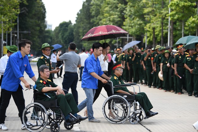 Hình ảnh thanh niên ân cần hỗ trợ các thương binh nặng về thăm Hà Nội ảnh 7