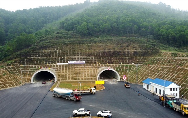 200km cao tốc Bắc - Nam thông xe dịp 30/4: Vì sao không có làn dừng khẩn cấp, trạm dừng nghỉ? ảnh 1