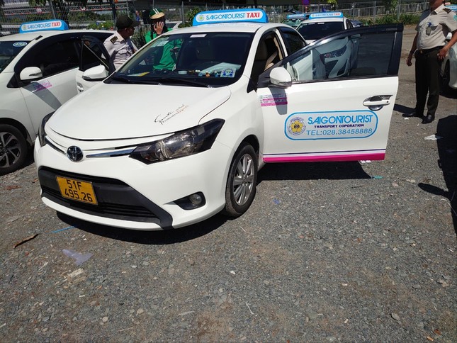 Mạnh tay 'dẹp' gian lận cước taxi ở sân bay ảnh 1