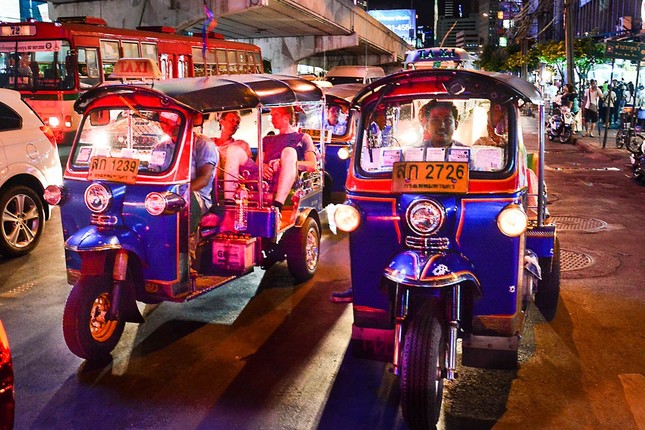 Tài xế Tuk Tuk tại Thái Lan “chuyển nghề” giao hàng tận nơi do không có khách ảnh 1
