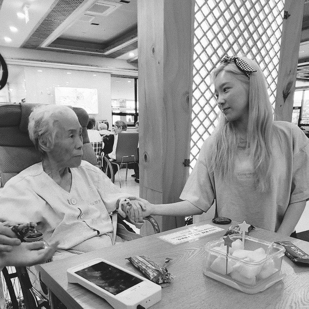 Chưa đầy 2 tháng sau khi bố mất, Taeyeon thông báo bà qua đời ảnh 1
