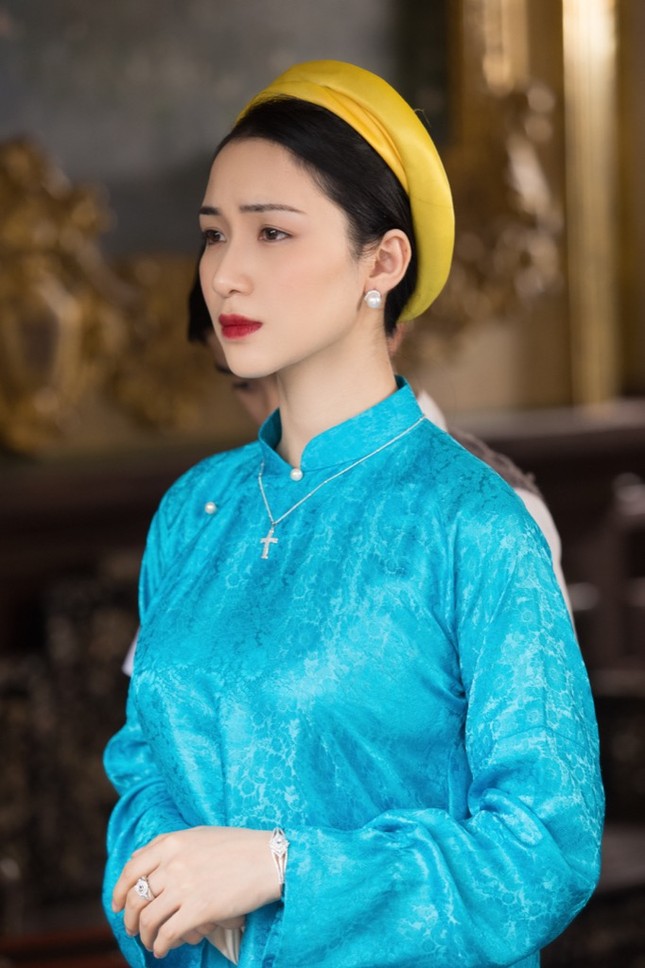 Hòa Minzy trở lại cùng MV mới, kể chuyện tình bi thương tột cùng của Nam Phương Hoàng hậu ảnh 3