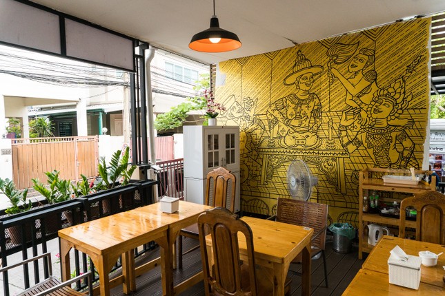 Thái Lan: Chủ quán mì Khao Soi “khởi nghiệp” ở tuổi 71 để tìm lại hương vị tuổi thơ ảnh 6