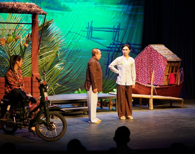 Vào vai mẹ nuôi của Nam Thư, Minh Dự “cân” từ bi sang hài trong vở kịch “Ngược Gió" ảnh 2