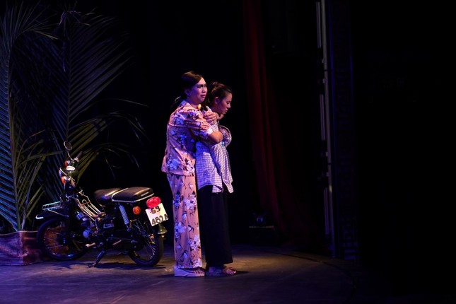 Vào vai mẹ nuôi của Nam Thư, Minh Dự “cân” từ bi sang hài trong vở kịch “Ngược Gió" ảnh 1