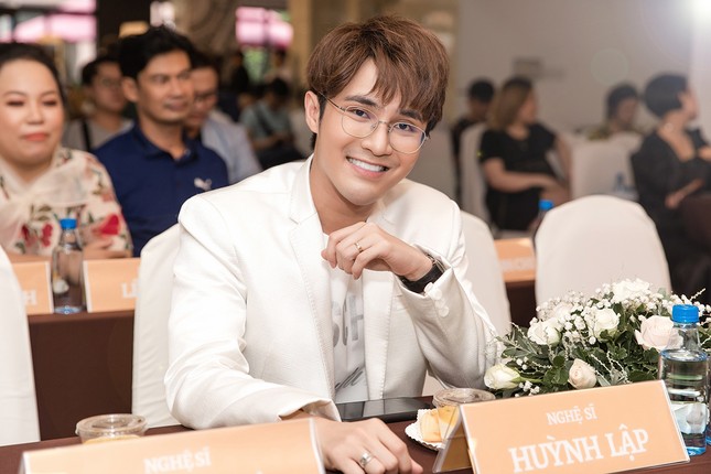 Huỳnh Lập lần đầu vào vai bác sĩ gây mê trong phim mới của Việt Hương ảnh 4