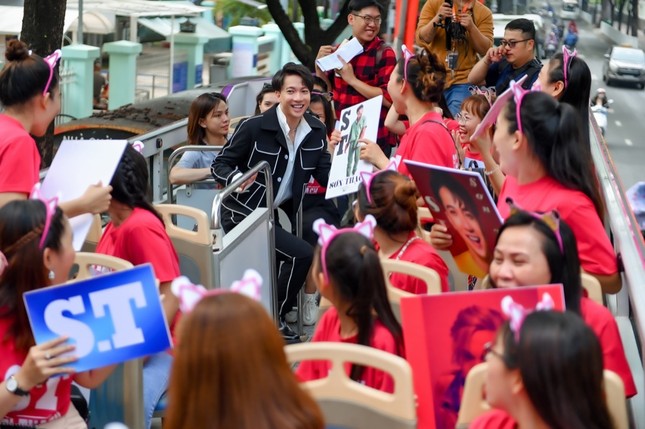 S.T Sơn Thạch tổ chức fan-meeting trên xe buýt 2 tầng, tự tay trộn bánh tráng mời fan ảnh 1