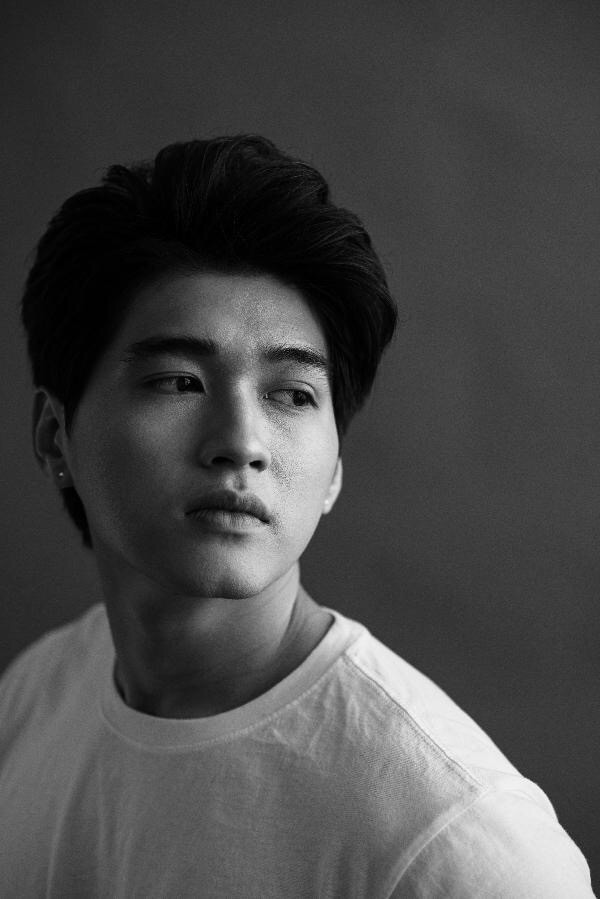 Danh tính bộ đôi mỹ nam đang khiến dân tình “liêu xiêu” trong MV mới của Trung Quân ảnh 6