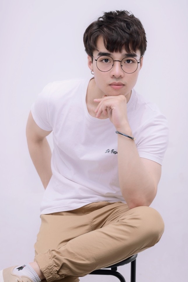 Danh tính bộ đôi mỹ nam đang khiến dân tình “liêu xiêu” trong MV mới của Trung Quân ảnh 3