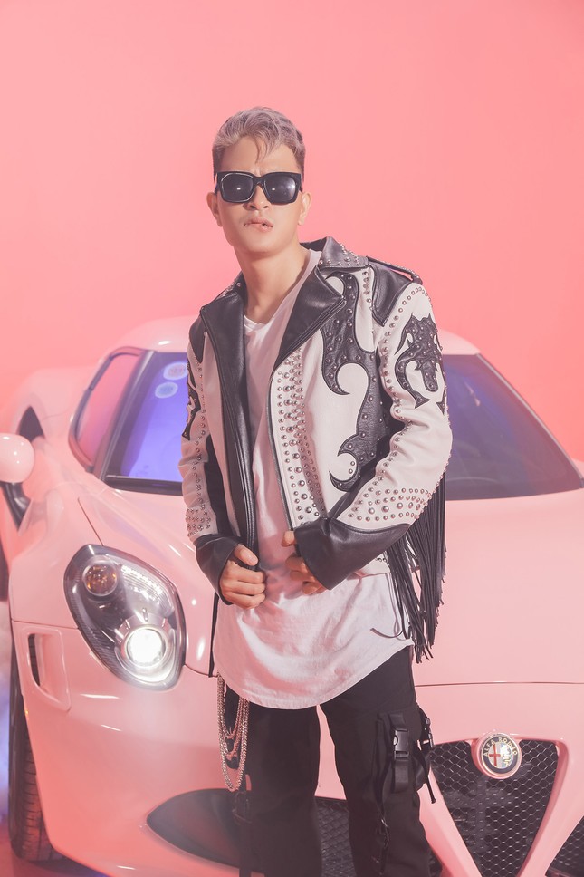 Trương Quỳnh Anh “chơi lớn” phủ hồng cả mẫu xe thể thao để phù hợp với concept MV mới ảnh 5