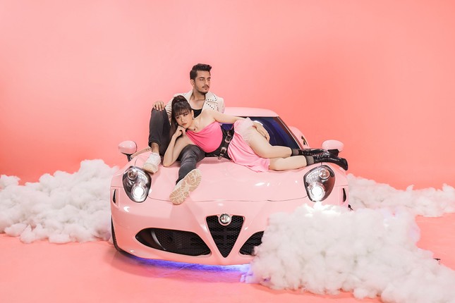 Trương Quỳnh Anh “chơi lớn” phủ hồng cả mẫu xe thể thao để phù hợp với concept MV mới ảnh 3
