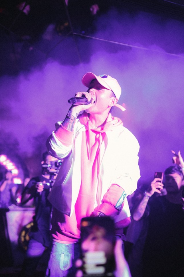 Binz “phủ hồng” sân khấu, hát live cực chất trước vòng Đối đầu tại “Rap Việt“ ảnh 3