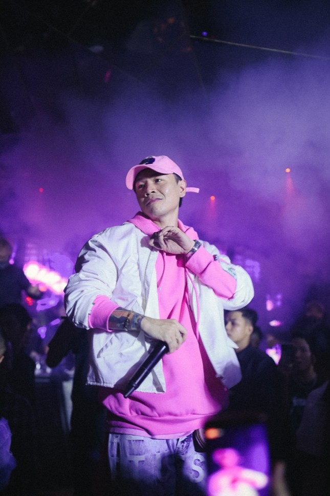 Binz “phủ hồng” sân khấu, hát live cực chất trước vòng Đối đầu tại “Rap Việt“ ảnh 2